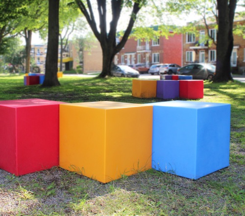 Des cubes colorés dans un parc
